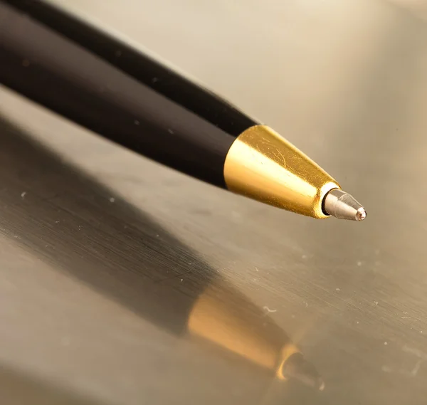 Stift auf einer Oberfläche — Stockfoto