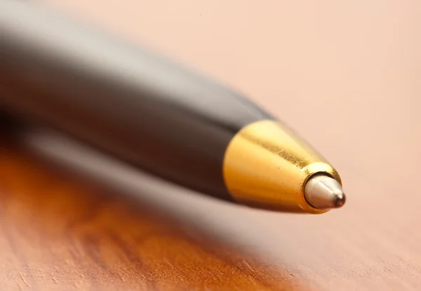 Penna sul tavolo — Foto Stock