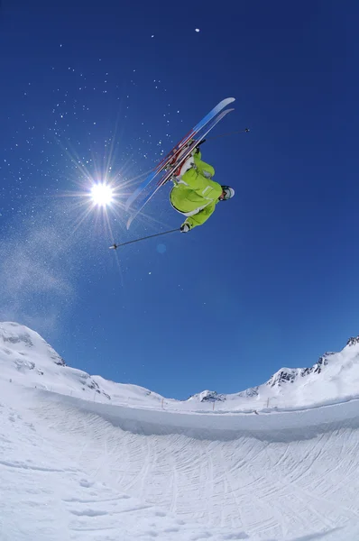 Saltando esquiador estilo livre — Fotografia de Stock