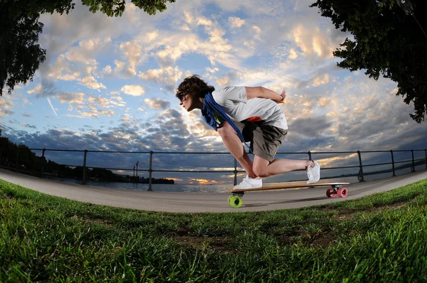 Genç kadın longboarding — Stok fotoğraf