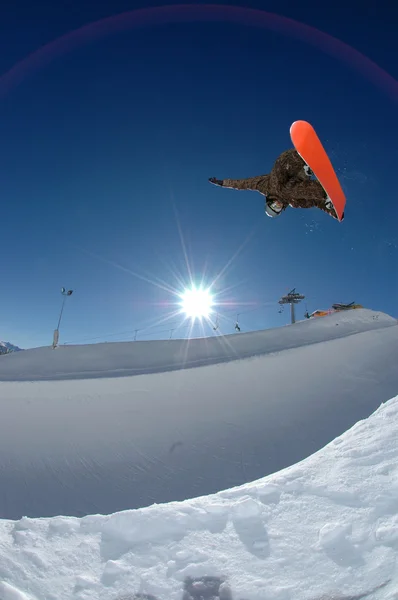 Snowboardista jumping — Stock fotografie