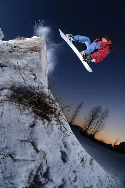 Snowboarder sautant — Photo