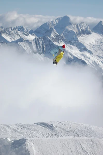 Snowboarder sautant — Photo