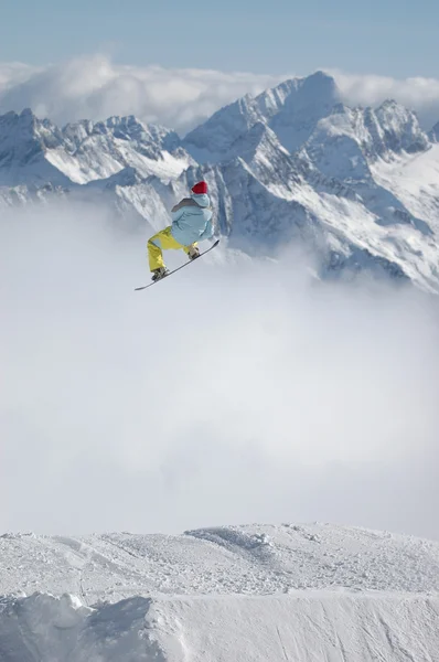 Saltar snowboarder — Fotografia de Stock