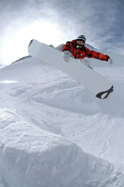 Saltar freestyle snowboarder — Foto de Stock