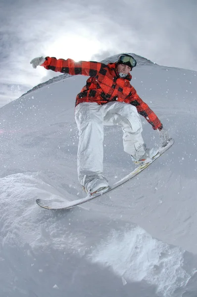Hoppar freestyle snowboardåkare — Stockfoto