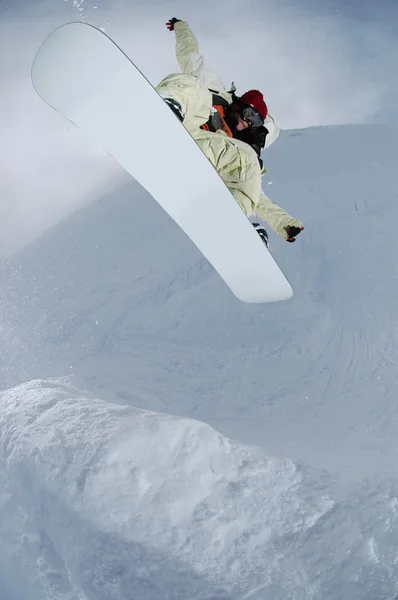 スノーボーダーをジャンプ — ストック写真