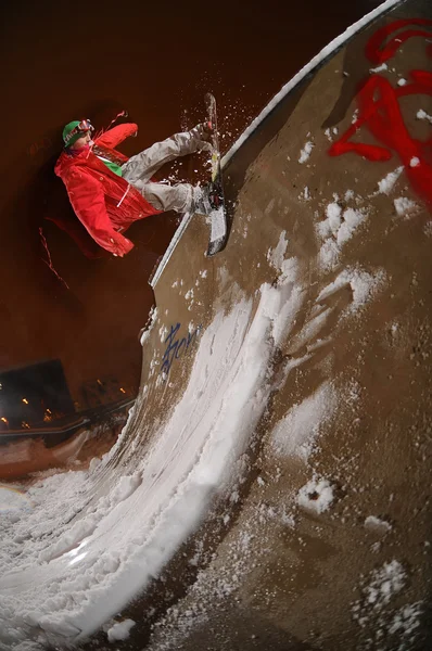 Saut freestyle snowboarder — Photo