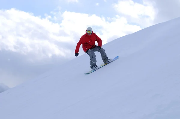 Сноубордист спускается по склону — стоковое фото