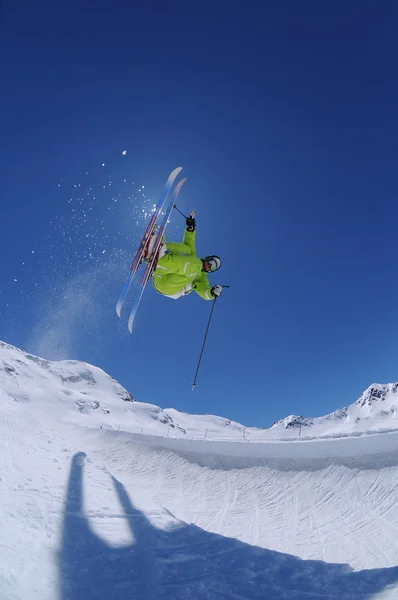 Skieur acrobatique sautant — Photo