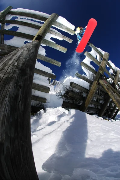 Snowboarder in lucht — Stockfoto