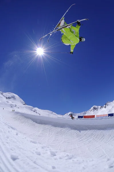 Esquiador saltando —  Fotos de Stock