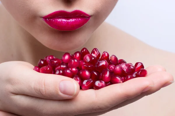 Young woman with pomegranate — Stock Photo, Image