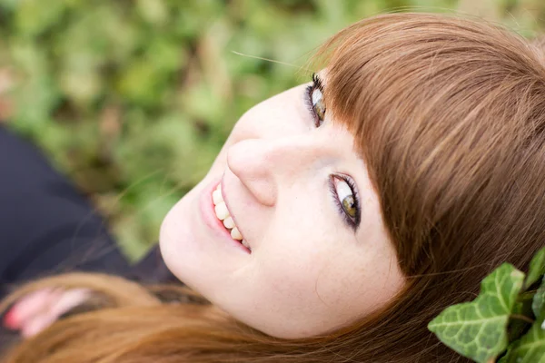 Docela usměvavá dívka venkovní — Stock fotografie