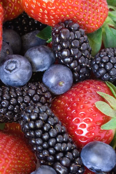 Strawberries blueberries blackberries mixed — Stock Photo, Image
