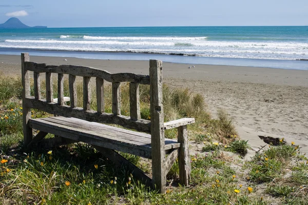 Panchina sulla spiaggia — Foto Stock