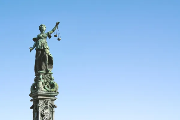 Статуя леді Справедливість з вагами Стокова Картинка