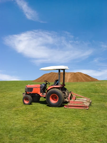 Tractor mowing green field — Stock Photo, Image