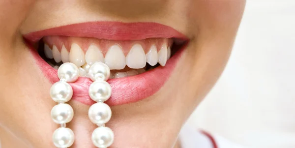 Sněhobílé perly zubů — Stock fotografie