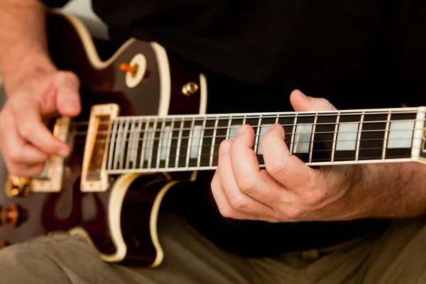Guitar playing — Stock Photo, Image