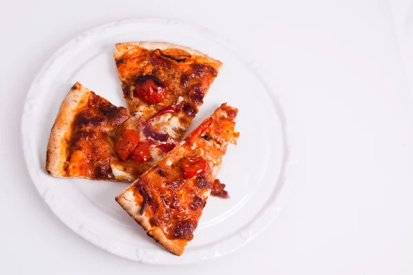 Tabakta pizza — Stok fotoğraf