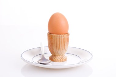 Kahvaltıda haşlanmış yumurta.