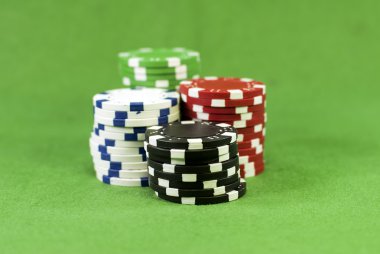 Casino fişi ve dices yeşil halı