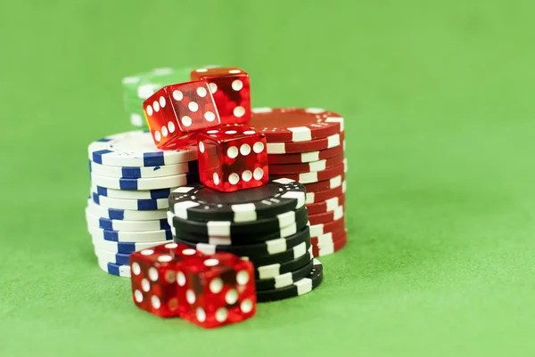 Casino chips en dobbelstenen — Stockfoto