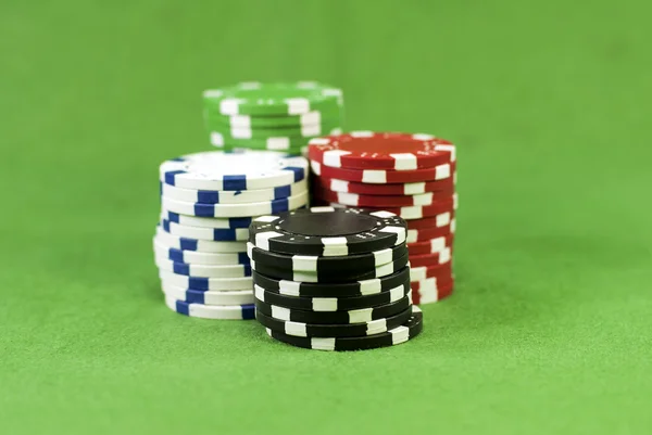 Casino Chips Dobbelstenen Een Groene Tapijt — Stockfoto