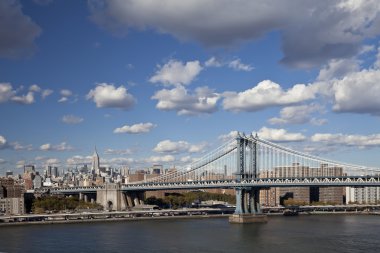 new York'un şehir dışına skyline öğleden sonra w manhattan Köprüsü