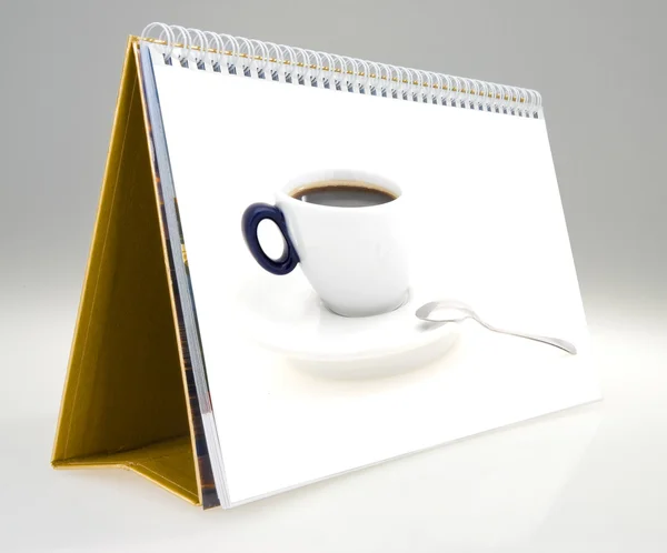 Der Desktop-Kalender mit Kaffee — Stockfoto