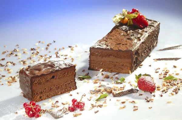 巧克力蛋糕 奶油水果和可可粉 — 图库照片