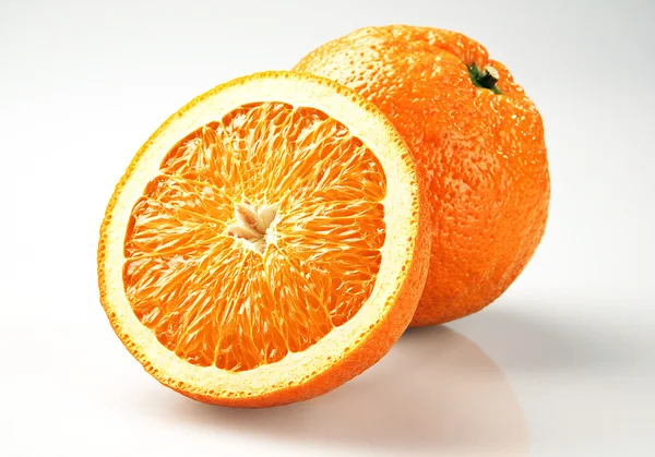 Dwa świeżo ścięte pomarańcze — Zdjęcie stockowe