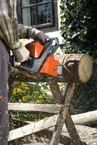 电锯切割木材的日志 — 图库照片