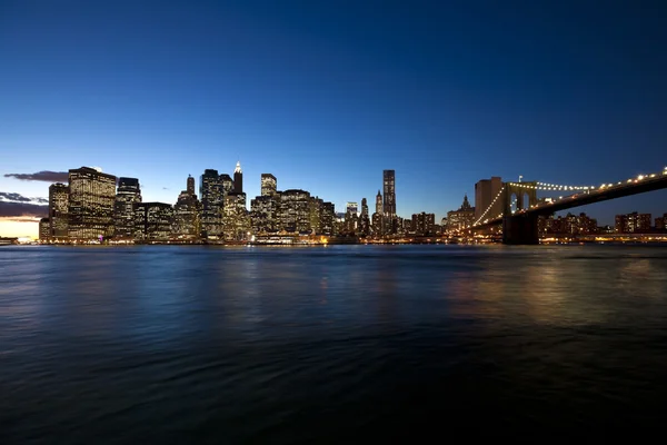 ブルックリン橋の黄昏 でニューヨーク市のスカイライン — ストック写真