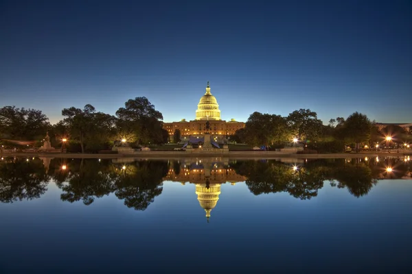 夜にアメリカ合衆国議会議事堂 — ストック写真