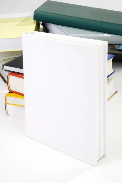 Capa Livro Branco Fundo Pilha Livros — Fotografia de Stock