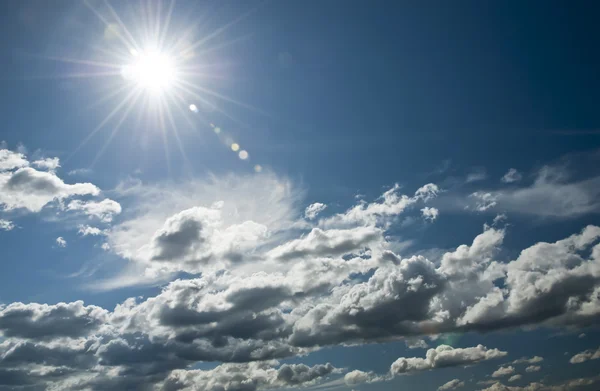 Modrá Obloha Světlé Mraky Slunečný Den — Stock fotografie