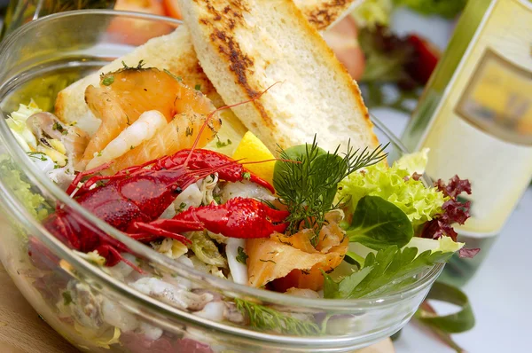 Zeevruchten Salade Gerookte Zalm Dill Spinazie — Stockfoto