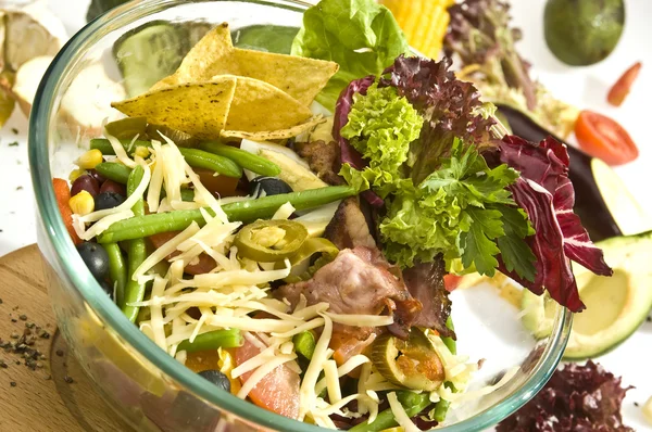 Salada Legumes Com Azeitonas Cascos Feijão Bacon Frito — Fotografia de Stock