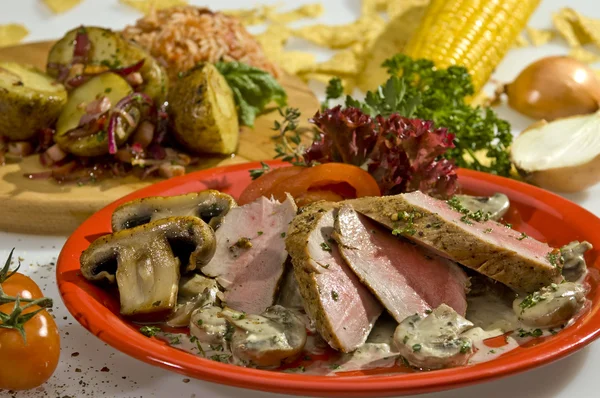 烤的猪肉里脊肉墨西哥风格 蘑菇和奶油酱 — 图库照片