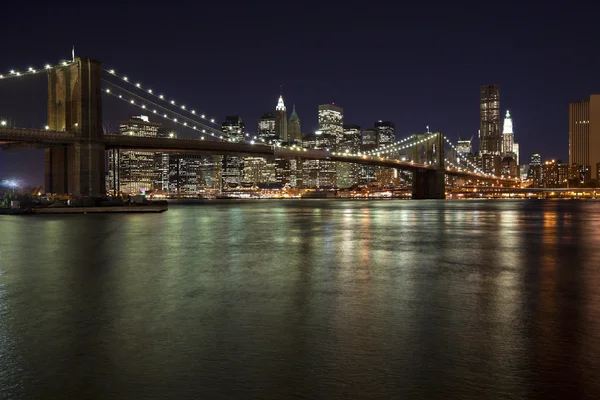 ブルックリン橋の黄昏 でニューヨーク市のスカイライン — ストック写真