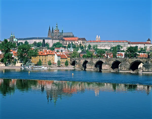 Pražský hrad přes řeku Vltavu — Stock fotografie