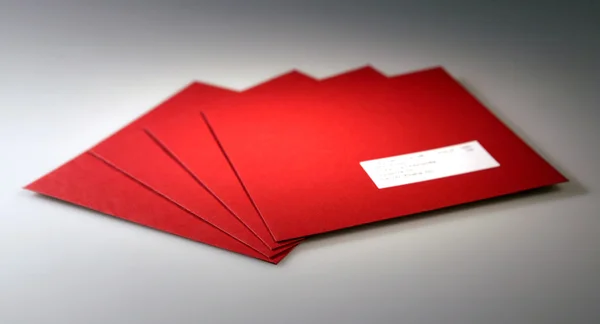 Красные Рождественские Конверты Сером Бумажном Фоне — стоковое фото