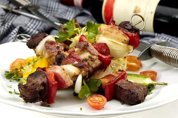 Carne alla griglia su uno spiedo — Foto Stock