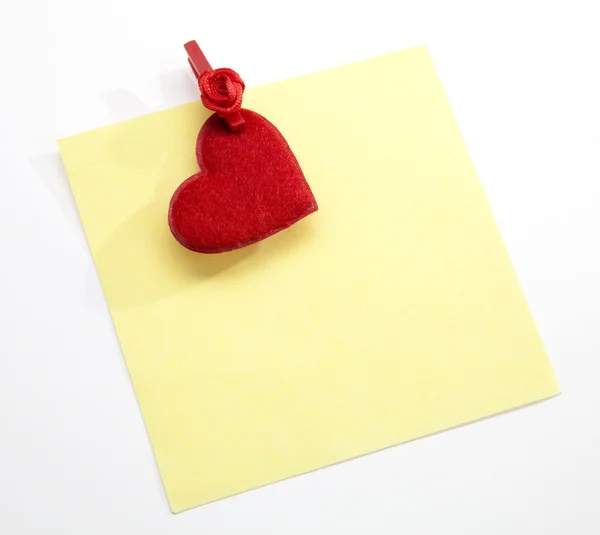 The post it w clothes pin and Valentine 's heart — стоковое фото