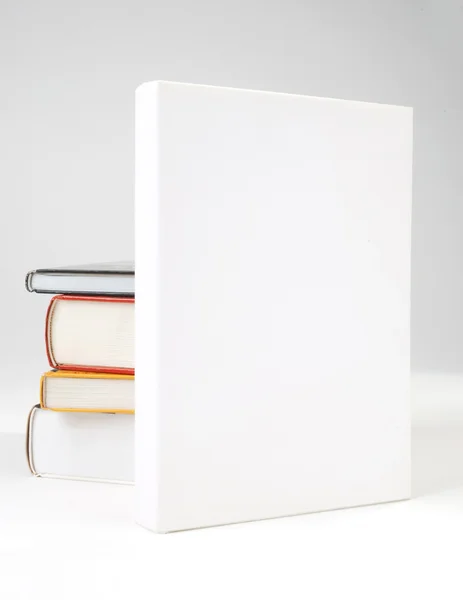 在白色背景上的四个空白书籍封面 — 图库照片