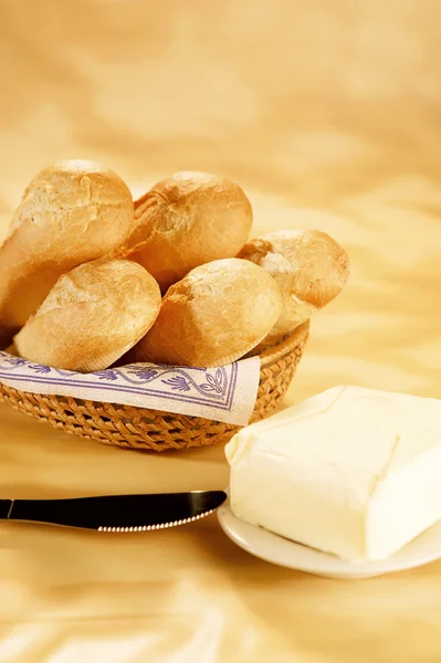 新鲜面包和黄油färska baguetter med smör — 图库照片