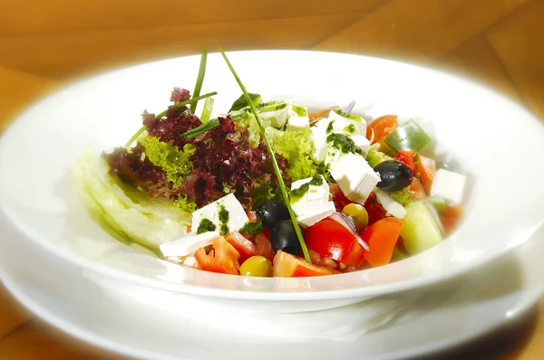 Griechischer Salat Mit Fettkäse Und Gemüse — Stockfoto