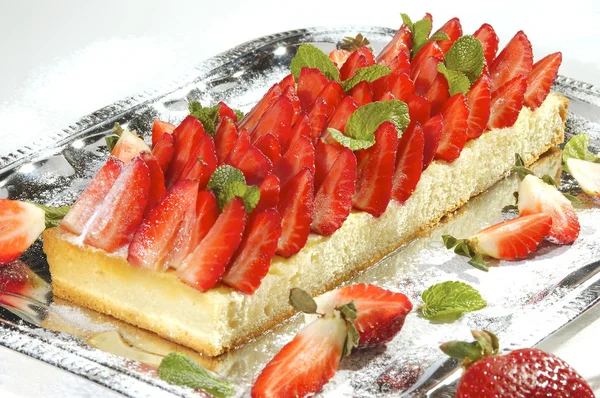 草莓蛋糕奶油 海绵和薄荷 — 图库照片